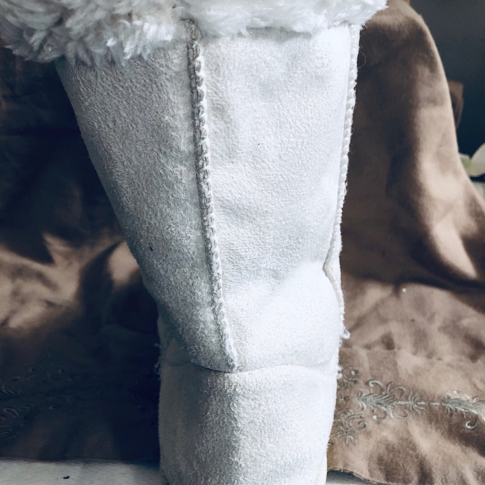 Cozy White Fur-Lined Boots - Picture 6 of 16